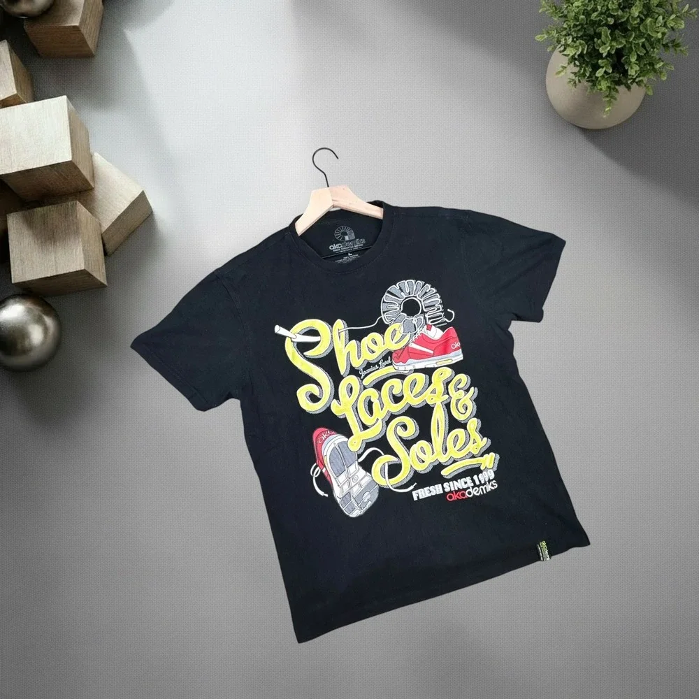 Akademiks Mens Black‎ Shoe Laces & Soles Graphic T-Shirt Y2K Vintage Large